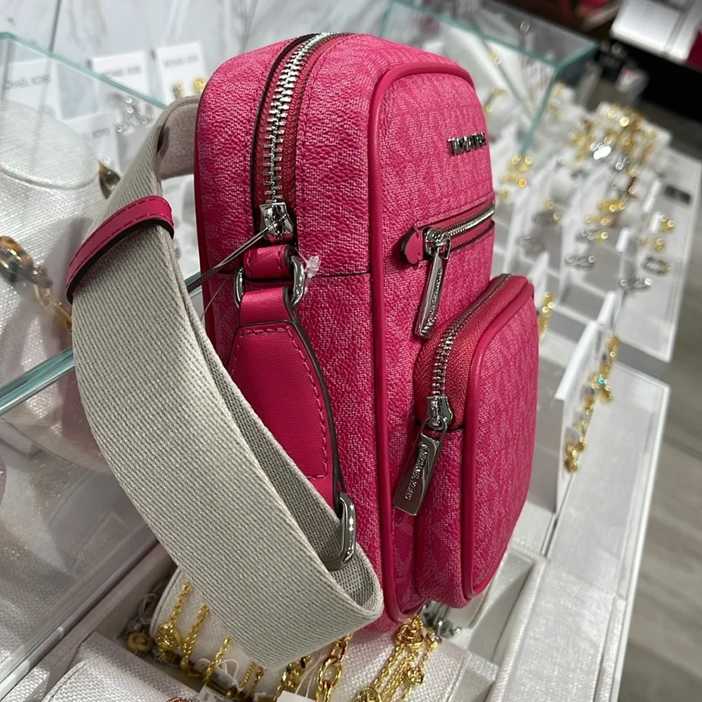 Michael Kors Jet Set Medium Signature Logo Crossbody Bag
COLOR DRAGONFRUT - Picture 3 of 16